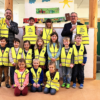 Kfz-Innung Cloppenburg beschenkt Kindertagesstätte mit Warnwesten