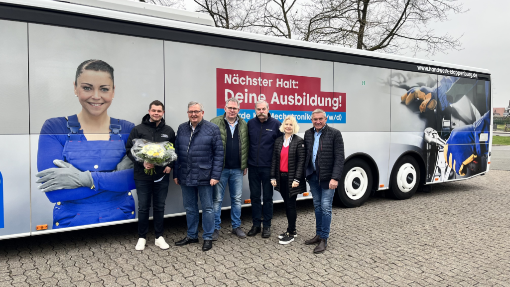 Foto (Kreishandwerkerschaft Cloppenburg, Ann-Kathrin Raker):
Innungsvorstand enthüllt „Werbung auf Rädern“.
(v. l.: Oliver Nienaber, Karl-Heinz Bley, Andreas Thein, Justus Haak, Berna Raters, Günther Tönjes)